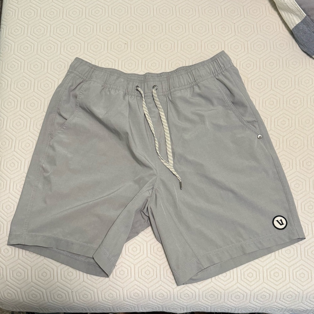 Men’s Grey Linen texture Vuori Kore Shorts